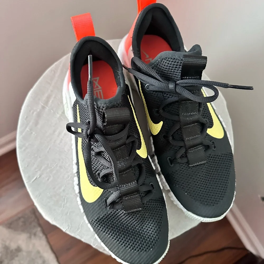 NIKE Colorway: Dark Smoke Grey/Bright Mango/Barely/Green/Light Zitron size 8.5 - Picture 6 of 13